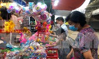 Người dân TPHCM mua sắm cuối năm