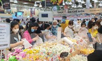 Nhộn nhịp mua bánh kẹo, mứt Tết