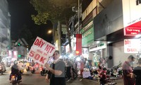 Phố thời trang Tết ế ẩm: Nhân viên ra giữa đường bắt khách