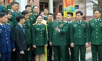 Thượng tướng Lương Cường trao đổi với các gương mặt trẻ tiêu biểu và gương mặt trẻ triển vọng toàn quân năm 2017