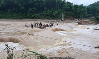 Đoàn viên thanh niên giúp dân khắc phục ảnh hưởng mưa lũ do bão số 3