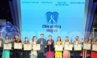 Phó Chủ tịch thường trực Quốc hội Tòng Thị Phóng; Bí thư thứ nhất T.Ư Đoàn, Chủ tịch T.Ư Hội LHTN Việt Nam Lê Quốc Phong trao khen thưởng cho các giáo viên được tuyên dương trong chương trình Chia sẻ cùng thầy cô 2019. Ảnh: Xuân Tùng