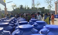 Tặng bồn chứa nước cho người dân vùng hạn mặn