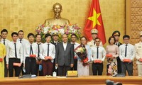 Thủ tướng Nguyễn Xuân Phúc chụp ảnh lưu niệm cùng các Gương mặt trẻ Việt Nam tiêu biểu và triển vọng năm 2019. Ảnh: Xuân Tùng