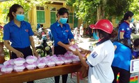 Các tình nguyện viên tại huyện Đakrông trao suất ăn miễn phí đến thí sinh