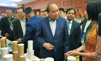 Thủ tướng Nguyễn Xuân Phúc dự và chủ trì chương trình đối thoại tại Diễn đàn Thanh niên khởi nghiệp đổi mới sáng tạo. Ảnh: Xuân Tùng