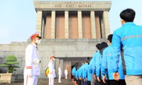 Các tài năng trẻ Việt Nam báo công, vào Lăng viếng Chủ tịch Hồ Chí Minh