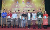 Anh Bùi Quang Huy tặng quà các gương mặt trẻ tiêu biểu năm 2020. Ảnh: Dương Triều