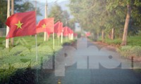 Cung đường Tiền Phong Marathon rợp cờ đỏ sao vàng và thanh âm cồng chiêng đại ngàn