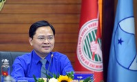 Anh Nguyễn Anh Tuấn tại buổi điện đàm với lãnh đạo T.Ư Hội LHTN Campuchia. Ảnh: Xuân Tùng