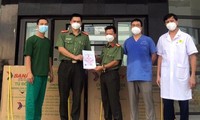 Đại diện Đoàn Thanh niên Bộ Công an bàn giao 02 tủ cấp đông cho Bệnh viện dã chiến số 2 - Bắc Giang. Ảnh: CTV