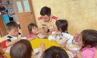 Chung tay &apos;Nuôi em Mộc Châu&apos; góp phần cải thiện bữa ăn cho học sinh vùng cao
