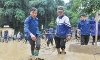 Thanh niên tình nguyện giúp dân khắc phục hậu quả lũ quét tại Mù Căng Chải (Yên Bái) năm 2017. Ảnh: Xuân Tùng