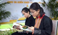 Các bạn trẻ đọc sách trong Không gian khuôn viên Trường PTDTNT tỉnh Bắc Giang. Ảnh: Xuân Tùng