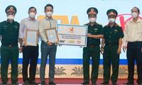 Trao tặng 10.000 túi thuốc tới cán bộ, chiến sĩ Bộ Tư lệnh TPHCM