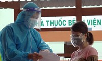 Các tình nguyện viên chương trình ATM nhân lực tiêm vắc xin hỗ trợ người dân tiêm chủng.