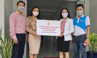 Đại diện Hội DNT Việt Nam tặng đồ bảo hộ y tế đến tỉnh Sóc Trăng