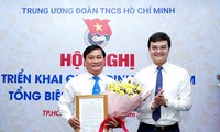 Anh Bùi Quang Huy trao quyết định bổ nhiệm Tổng Biên tập báo Thanh Niên cho nhà báo Nguyễn Ngọc Toàn. Ảnh: Báo Thanh Niên
