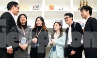 Các đại biểu trí thức trẻ trao đổi trong khuôn khổ hoạt động của Diễn đàn. Ảnh: Xuân Tùng
