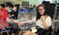Sinh viên Bách Khoa Hà Nội quét mã QR đăng ký hiến máu gieo hy vọng, lan tỏa Chủ nhật Đỏ