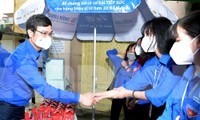 Bí thư thường trực T.Ư Đoàn Bùi Quang Huy thăm, tặng quà tình nguyện viên Tiếp sức mùa thi