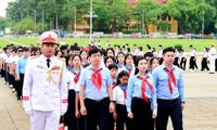Đoàn đại biểu Phiên họp giả định &apos;Quốc hội trẻ em&apos; viếng Lăng Chủ tịch Hồ Chí Minh