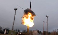 Một tên lửa đạn đạo của quân đội Nga được phóng từ bệ phóng trên xe kéo