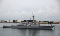 Ảnh: USS Benfold, tàu khu trục tên lửa dẫn đường của hải quân Mỹ, tại căn cứ Thanh Đảo, Trung Quốc, trong chuyến thăm năm 2016. Phía xa là các tàu ngầm đang neo đậu của hải quân Trung Quốc.