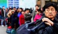 Một lao động nhập cư tại nhà ga phía tây ở Bắc Kinh, Trung Quốc