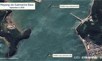 Hai tàu ngầm lớp ROMEO đang neo đậu trong vịnh của Căn cứ tàu ngầm Mayang-do