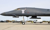 Xuất hiện “vật lạ” dưới bụng oanh tạc cơ B-1 Lancer