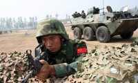 Một binh sĩ Quân Giải phóng Nhân dân Trung Quốc (PLA) tại căn cứ ở Thấm Dương, Hà Nam, Trung Quốc