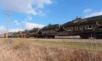 Hình ảnh cắt từ video cho thấy các xe bọc thép được di chuyển bằng tàu hỏa