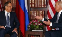 Ngoại trưởng Nga Sergey Lavrov gặp Phó Tổng thống Mỹ Joe Biden vào tháng 2 năm 2013. REUTERS / Michael Dalder