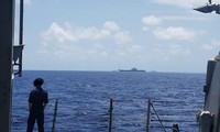 Tàu chiến của Hải quân Mỹ đang theo dõi tàu sân bay quân sự Trung Quốc (Ảnh: TWITTER / WEIBO)
