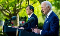 Tổng thống Mỹ Joe Biden và Thủ tướng Nhật Bản Yoshihide Suga tổ chức một cuộc họp báo tại Nhà Trắng vào ngày 16 tháng 4 năm 2021. © Getty Images / Doug Mills-Pool