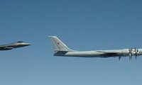 F-22 “hỏi thăm” Tu-95 trên bầu trời Alaska