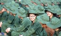 Nữ sinh viên trong màu áo lính: Mồ hôi xen lẫn nụ cười