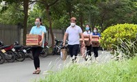 Gần 500 suất quà trị giá 250 triệu đồng được trao cho học sinh, sinh viên bị "mắc kẹt" trong khu vực phong toả tỉnh Bắc Ninh.