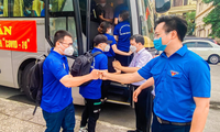 Anh Trần Quang Hưng, Phó Bí thư Thành Đoàn, Chủ tịch Hội Sinh viên TP. Hà Nội động viên các chiến sĩ lên đường.