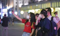 Nhiều bạn trẻ ‘check-in’ phố đi bộ Hà Nội sau gần một năm đóng cửa