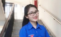 Nữ thủ lĩnh sinh viên làm đẹp cho màu áo xanh