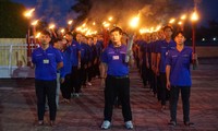 Hàng trăm chiến sĩ &apos;áo xanh&apos; rước đuốc tri ân các anh hùng liệt sĩ