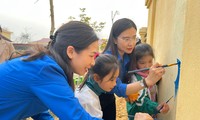 Hình ảnh áo xanh thanh niên tình nguyện trên rẻo cao Tuyên Quang