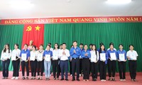 Chủ tịch T.Ư Hội Sinh viên Việt Nam trao 20 suất học bổng cho sinh viên tỉnh Đắk Lắk