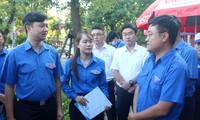 T.Ư Hội Sinh viên Việt Nam thăm, tặng quà đội hình &apos;Tiếp sức mùa thi&apos; tại Thừa Thiên - Huế