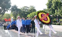Ban Bí thư T.Ư Đoàn dâng hương tưởng niệm các anh hùng liệt sĩ