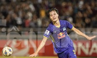 HLV Kiatisuk: &apos;Bị loại cũng phải đá cống hiến&apos;