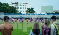 Đội tuyển Việt Nam đổi sân tập, HLV Park Hang-seo &apos;xả cửa&apos; cho người hâm mộ vào xem 