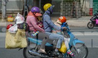 Mùng Bốn Tết, người dân miền Tây lỉnh kỉnh đồ đạc quay lại TPHCM